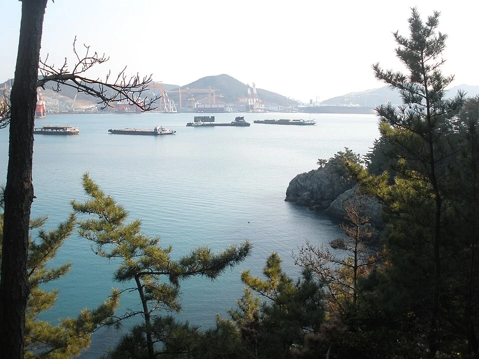 옥포와 덕포 사이에서 바라본 거제의 해안